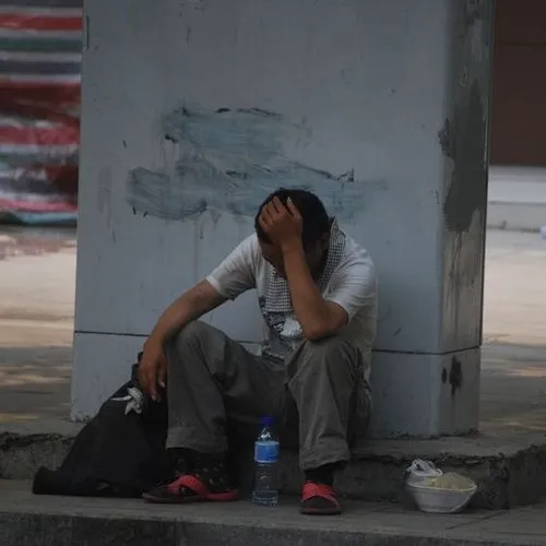 Meme bế tắc gương mặt đơ nhìn vào khoảng không đầy bất lực