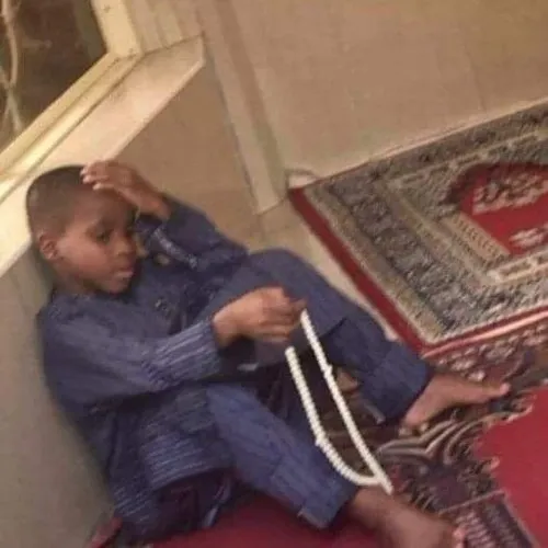 Meme bế tắc với ánh mắt trống rỗng báo hiệu não hết pin