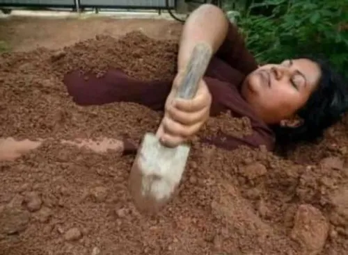 Biểu cảm hoang mang giống meme chết vì gái bất chợt