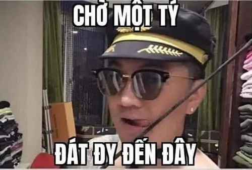 Hình meme vui ý nghĩ ba chấm kết hợp gương mặt nửa tỉnh