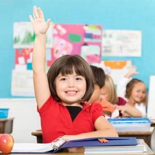 Hình meme hài em bé đưa tay báo hiệu một sự thật vui