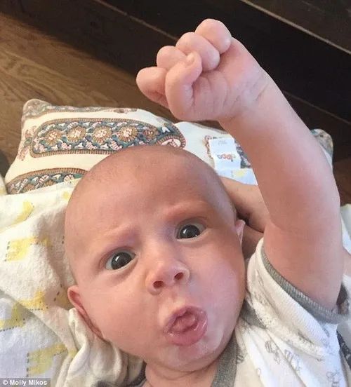 Bộ ảnh em bé giơ tay chuẩn phản ứng nhanh gọn trong mọi tình huống