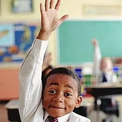 Meme chế em bé đưa tay lên kiểu phản ứng thú vị