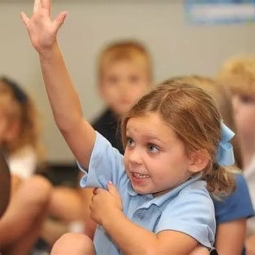 Ảnh troll em bé đưa tay nhẹ khiến tình huống bớt căng