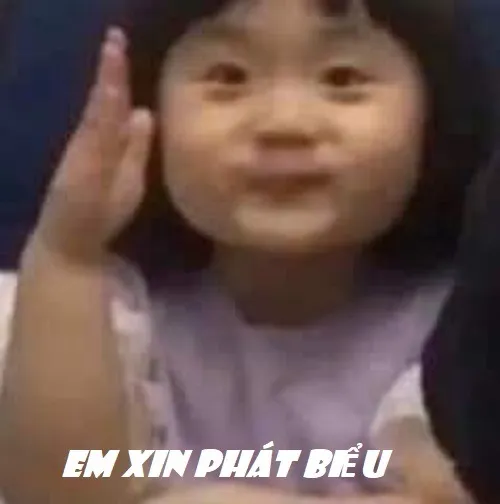 Meme em bé giơ tay tạo nét lanh lợi đầy tự nhiên
