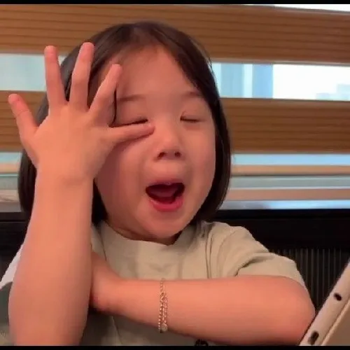 Ảnh vui em bé giơ tay kiểu đồng thuận rất hồn nhiên