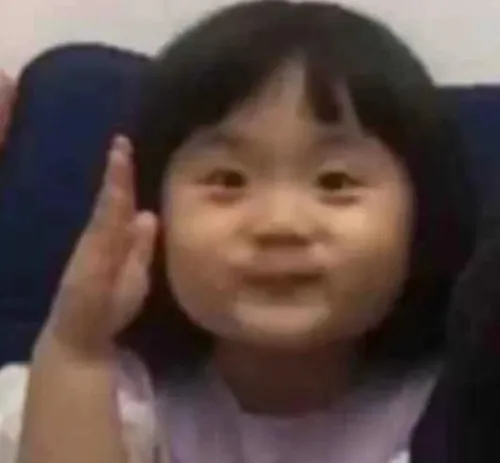 Những khung hình em bé giơ tay hợp mọi câu đối đáp công sở nhẹ nhàng