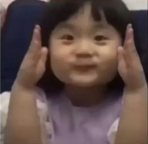 Meme em bé nâng tay nhẹ như muốn xác nhận thông tin