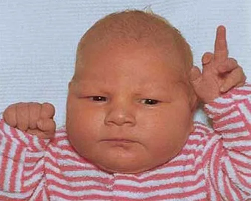 Hình troll em bé giơ một tay như muốn khẳng định điều gì