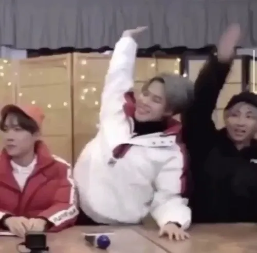 Hình chế meme vui em bé dơ tay như muốn góp lời