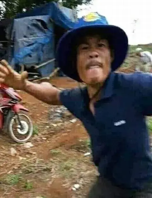 Ảnh chế tay anh chị quệt mũi tạo điểm nhấn cực giả trân