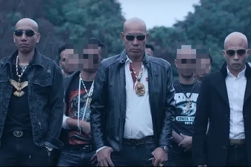 Ảnh vui tay anh chị khoanh tay ra dáng dọa chơi mà dễ thương