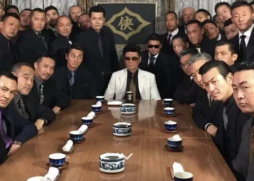 Ảnh vui kẻ hầm hố chỉnh áo khoác cho thêm phần dữ dằn