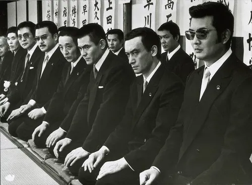 Meme giang hồ khoảnh khắc nhướn mày thể hiện sự lấn lướt hài