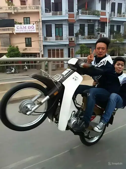 Hình vui giang hồ mô tả ánh mắt gằn mà vẫn rất dễ thương