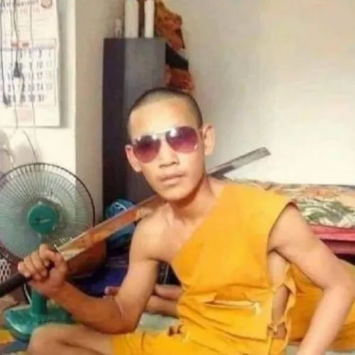 Ảnh troll người máu mặt khoanh tay đứng giữa xóm nhỏ cực vui