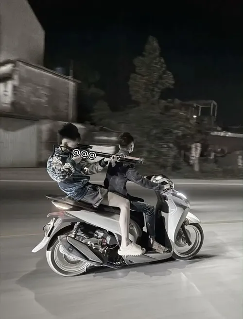 Hình troll tay anh chị đưa cằm lên cao thể hiện kiểu làm màu