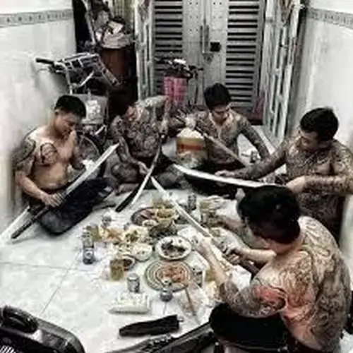 Hình vui dân chơi dậm chân xuống đất như khởi động trận khẩu chiến