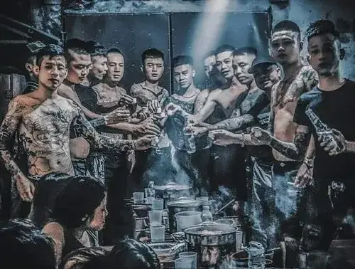 Meme giang hồ bàn tay chỉ mặt tạo nét làm màu vui nhộn