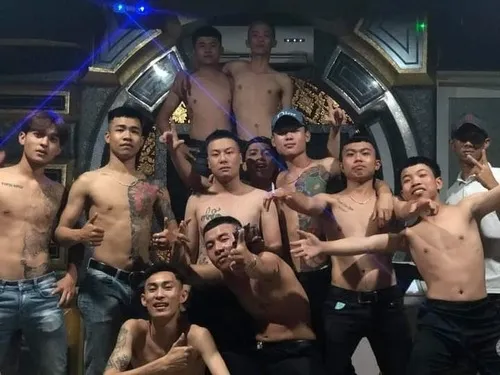 Meme giang hồ nụ cười kéo mép lên trông vừa dữ vừa hài