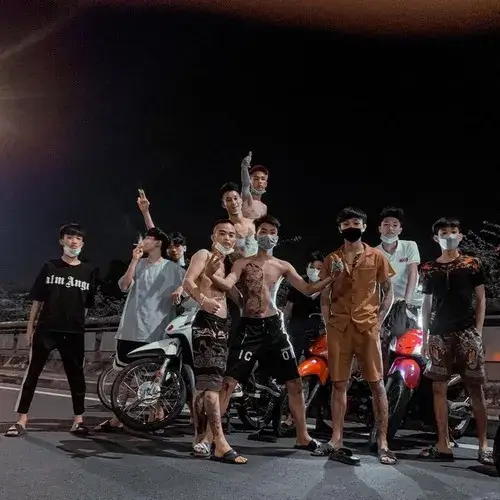 Hình vui dân độ nhìn thẳng vào camera như thách thức nhẹ