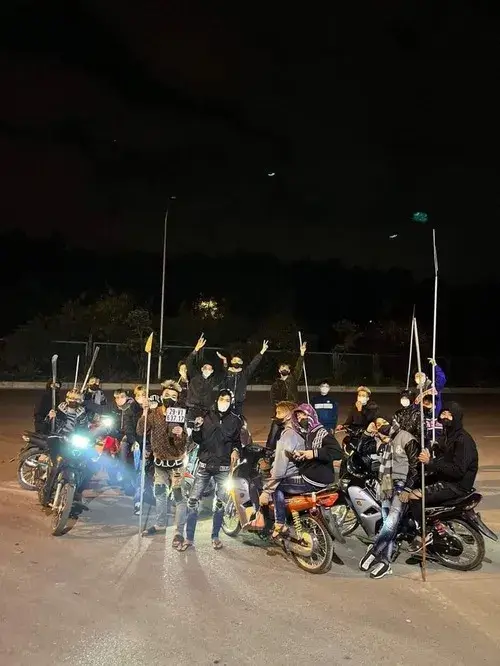 Meme giang hồ dáng đứng nghiêng người như muốn thị uy nhẹ