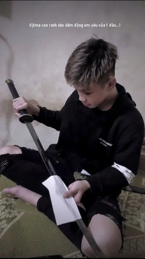 Meme giang hồ đôi mắt mở to hơn bình thường tạo nét rợn giả