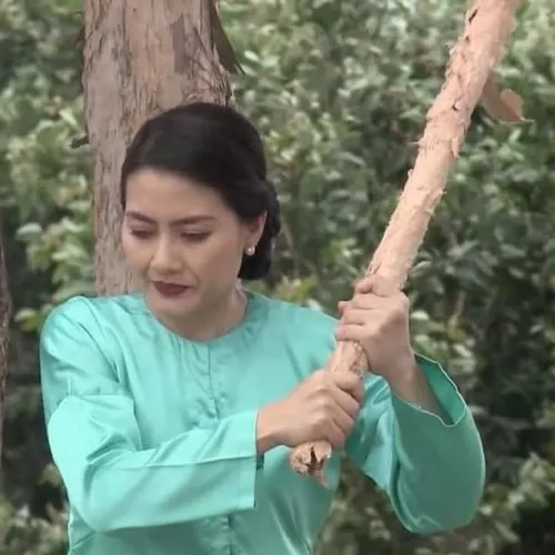 Ảnh vui người máu mặt vỗ vai đối thủ như ra hiệu trận đấu