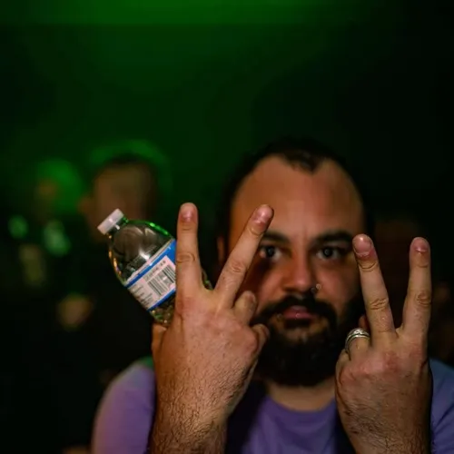 Meme làm hòa với nụ cười nửa miệng “thôi mình đừng căng”.