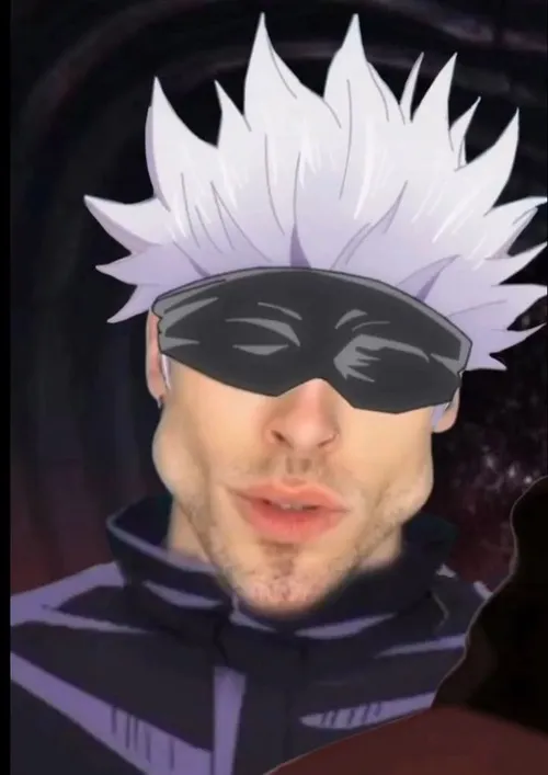 Ảnh vui Gojo ngồi trên bàn với cốc cà phê mini.