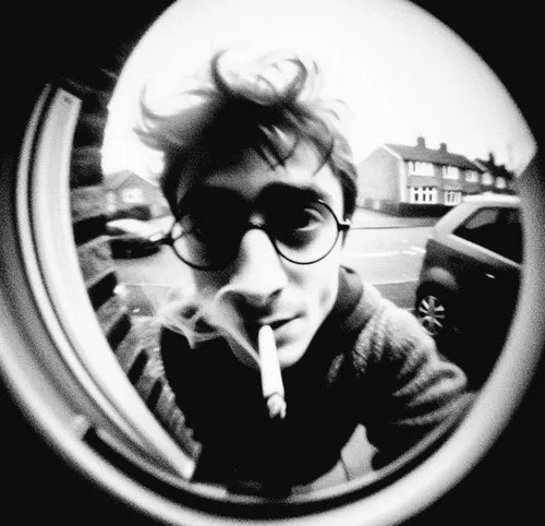 Meme Harry Potter nhìn đôi kính tròn lóa sáng