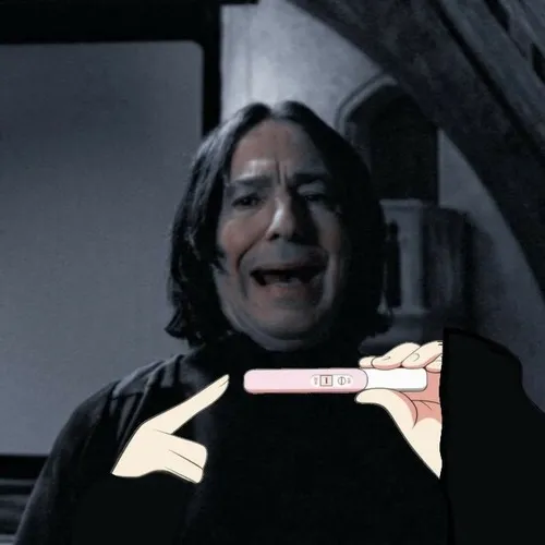 Ảnh meme vui Harry Potter đứng trước cúp Quidditch giữa sân Hogwarts