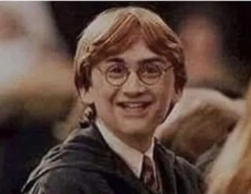 Ảnh vui pháp sư nhỏ giữa Hogwarts khoe đũa phép riêng