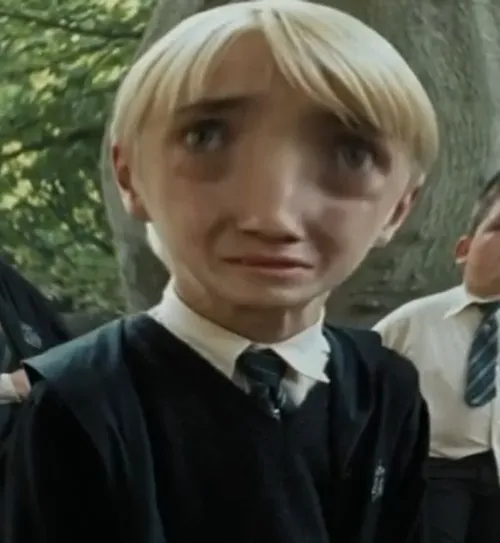 Ảnh chế cậu bé có sẹo giữa cảnh phép thuật lỗi
