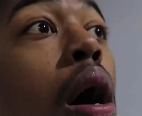 Ảnh vui trăn trở mô tả chuyển động cơ thể gò bó đầy suy diễn