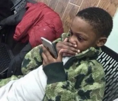 Hình meme hài lo lắng với đôi mắt mở to vì dự cảm mơ hồ