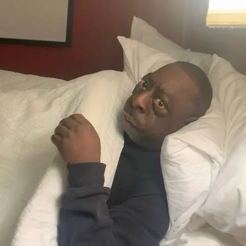 Ảnh chế ám ảnh tinh thần qua hơi thở gấp và tay run nhẹ