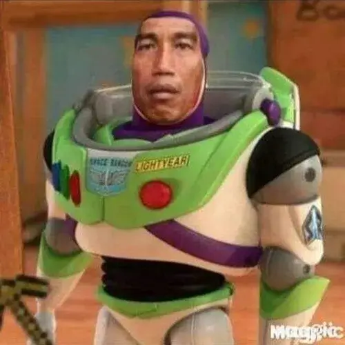 Ảnh vui vẻ mặt ngơ ngáo như vừa mất kết nối thực tại