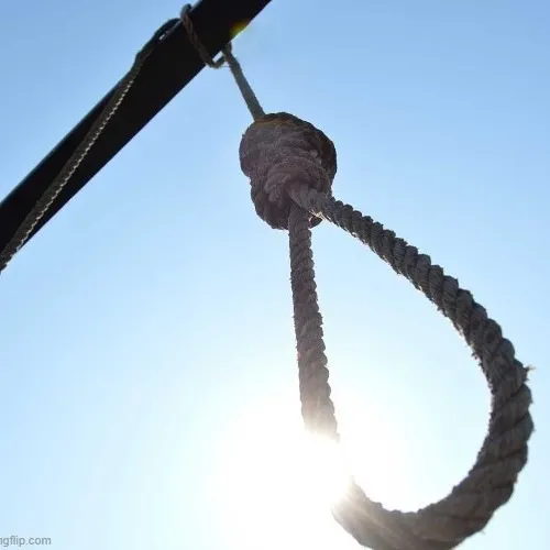 Ảnh vui treo cổ thể hiện ánh mắt mệt rũ người.