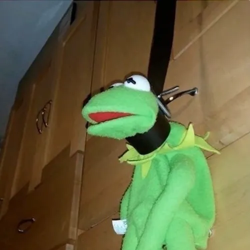 Khoảnh khắc ếch xanh treo cổ khắc họa sự mệt mỏi âm ỉ.