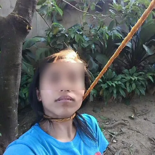 Hình troll treo cổ khắc họa ánh nhìn vô định.