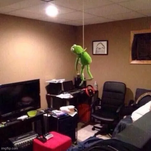 Hình troll treo cổ cho thấy vẻ mặt muốn buông xuôi.