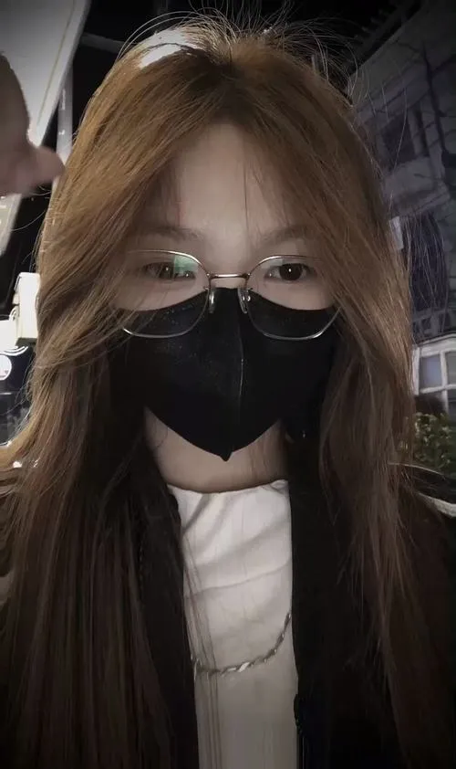 Ảnh trang cá nhân nữ cá tính trong vibe học đường.