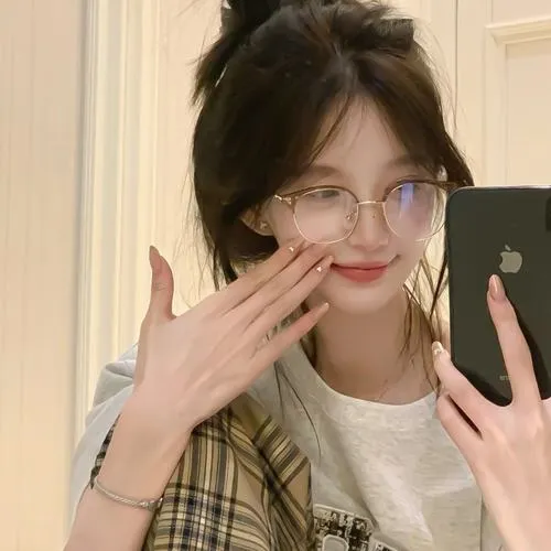 Avatar nữ bí ẩn tone lạnh giúp giữ hình ảnh cá nhân lâu dài