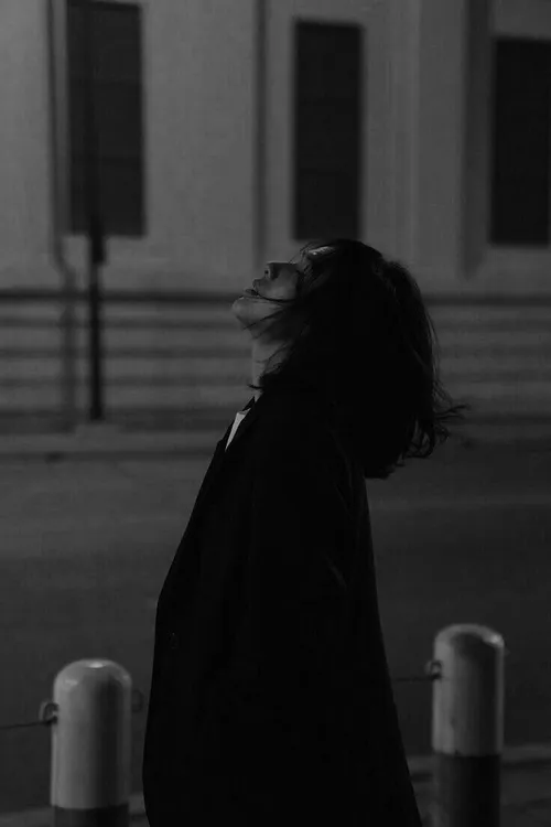 Mẫu avatar con gái buồn đơn sắc tạo điểm nhấn cho không gian mạng