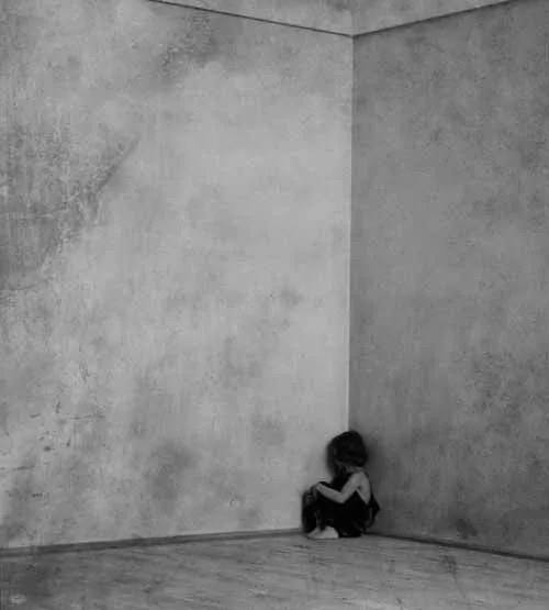 Hình profile ảnh lặng lẽ theo ánh nhìn xa xăm giữa màu lạnh bao trùm