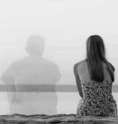 Ảnh hiển thị ảnh buồn cô đơn của nữ với dáng ngồi thu mình tạo bố cục trầm