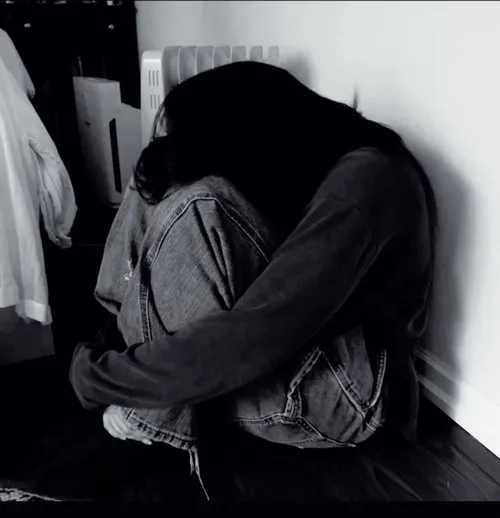 Hình đại diện cute chân dung buồn cạnh giọt mưa buồn