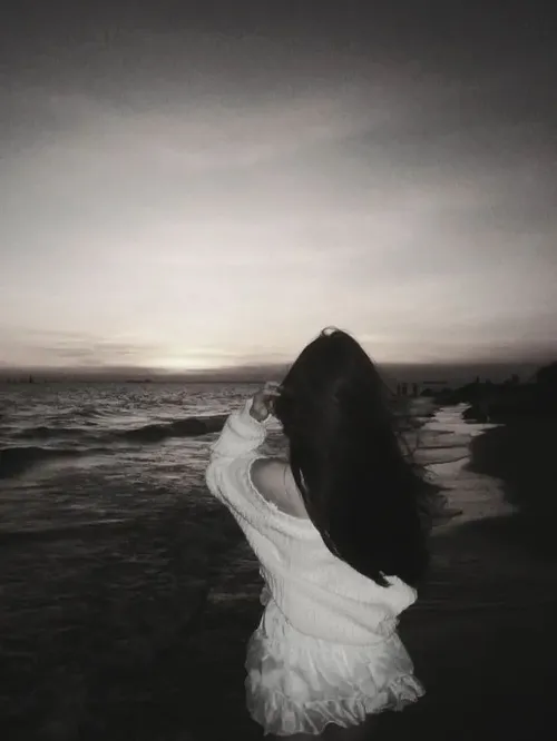 Hình profile cute ảnh buồn cô đơn của nữ tại Café vắng uể oải