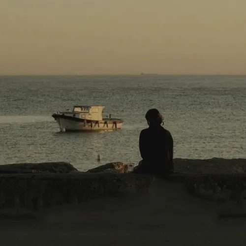 Hình profile ảnh buồn cô đơn của nữ với ánh mắt thẫn thờ xa xăm